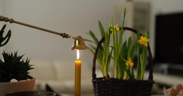 Zhasnout Svíčku Pozadí Košík Narcisů Doma Útulný Koncept Velikonoční Koncept — Stock video