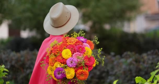 Mulher Segurando Buquê Vermelho Laranja Amarelo Crisântemos Flores Fundo Jardim — Vídeo de Stock