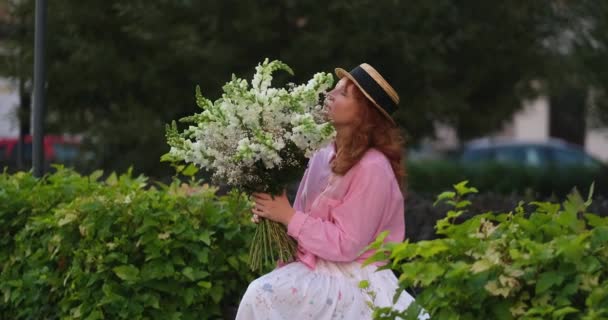 Femme Chemise Rose Tenant Bouquet Fleurs Blanches Sur Fond Jardin — Video