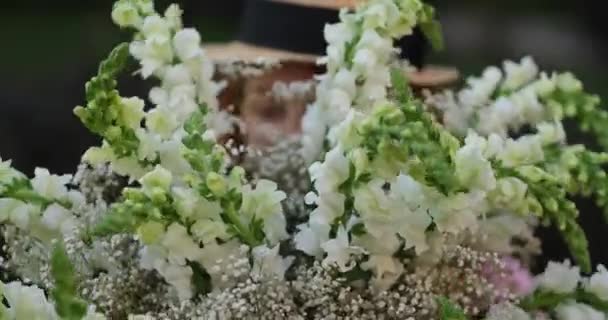 Жінка Бачила Жодного Обличчя Тримає Букет Білих Квітів Фоні Зеленого — стокове відео