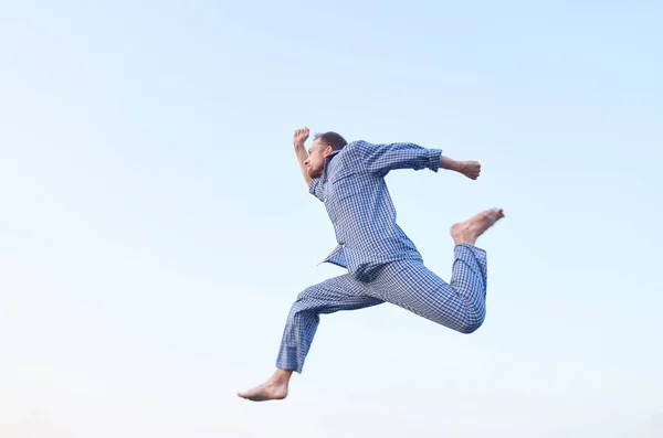 Alegre Hombre Caucásico Barbudo Gafas Saltando Cielo Aire Libre Ropa — Foto de Stock