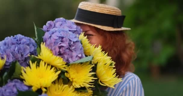 Rudovlasá Žena Směje Drží Kytici Modré Hortenzie Pozadí Zelené Zahrady — Stock video