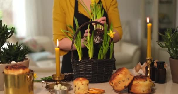 Пасхальні Торти Свічки Фоні Жінкою Вирощує Нарциси Кошику Вдома Високоякісні — стокове відео