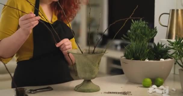 Gør Dekoration Buket Kvindelige Kaukasiske Rødhåret Blomsterhandler Portræt Gul Kjole – Stock-video