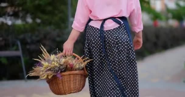 Mujer Granja Delantal Con Cesta Flores Secas Aire Libre Vida — Vídeos de Stock