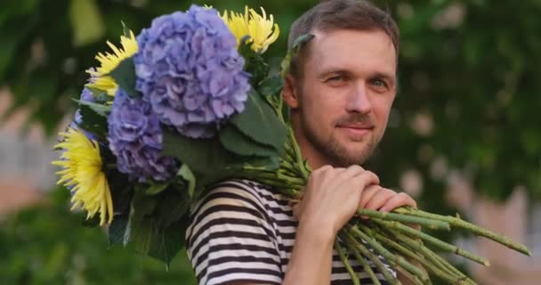 Hombre Sonriendo Sosteniendo Ramo Hortensias Flores Amarillas Mirando Cámara Fondo — Vídeo de stock