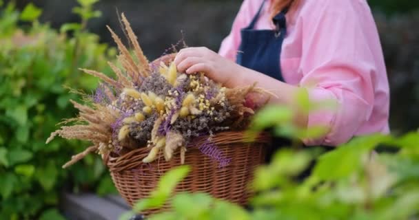 Mulher Fazenda Sentado Esperando Avental Com Cesta Flores Secas Livre — Vídeo de Stock