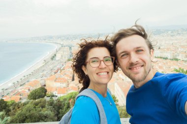 Yaz tatilindeki plaj çifti. Idyllic şehri deniz yolculuğu konsepti. Gülümseyen çift. Yüksek kalite fotoğraf