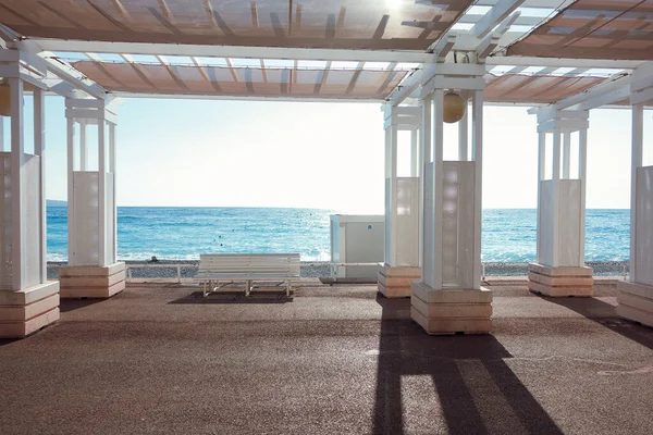 Letní Dovolená Turistický Koncept Lavička Nice Pláž Molo Výhledem Středozemní — Stock fotografie