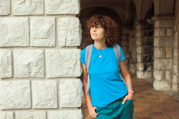 Sırt Çantalı Esmer Beyaz Turist Kız Fransa Nın Eski Kasabasında — Stok fotoğraf
