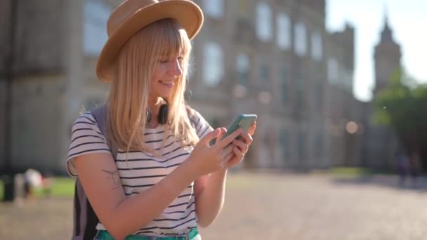 Щаслива Позитивна Жінка Туристка Гарним Настроєм Насолоджується Спілкуванням Послідовниками Блозі — стокове відео