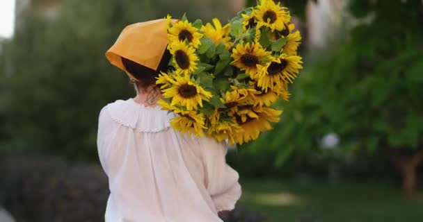 白种人女人拿着葵花花花束从相机里出来了充满爱心和感恩的爱国礼物母亲节 支持乌克兰 独立日 优质4K视频 — 图库视频影像