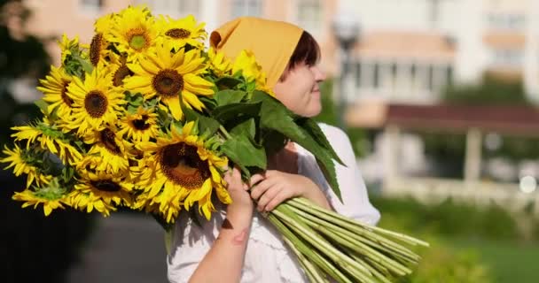 Ramo Girasoles Amarillos Manos Una Mujer Sonriente Aire Libre Regalo — Vídeo de stock