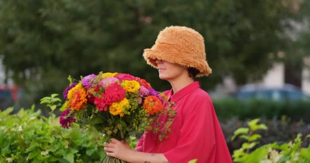 Woman Panama Putting Face Colourful Bouquet Funny Gesture Holding Bouquet — Stock Video