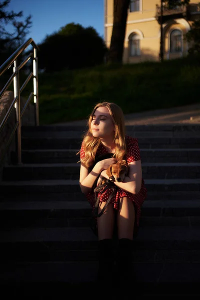 Retrato Sol Sombra Hermosa Chica Elegante Rubia Joven Caucásica Vestido —  Fotos de Stock