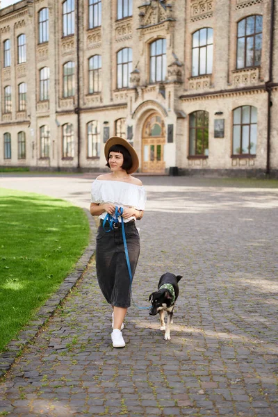 Güzel Genç Bir Kadın Eski Şehir Manzarasında Köpekle Yürüyor Yazın — Stok fotoğraf