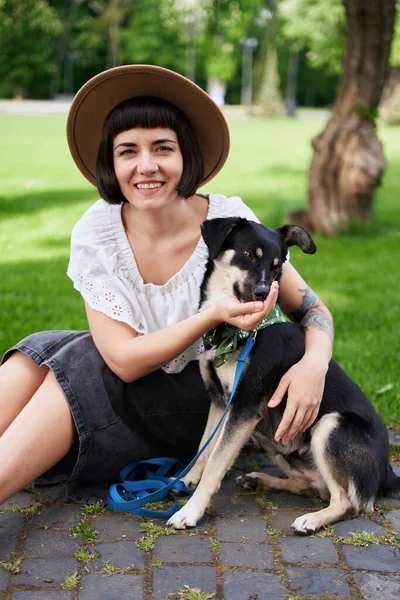 Hübsche Junge Frau Und Hund Sitzen Auf Gras Hinterhof Lächelnd — Stockfoto