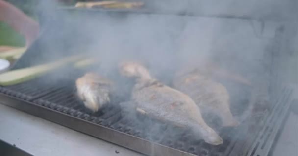 Vis Wordt Gebakken Een Rooster Chef Kok Zorgt Voor Het — Stockvideo