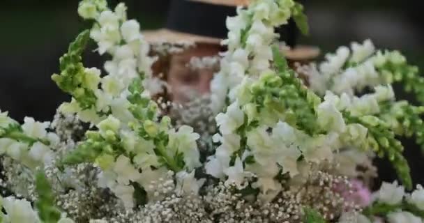 Yeşil Bahçenin Arka Planında Bir Buket Beyaz Çiçek Tutan Bir — Stok video