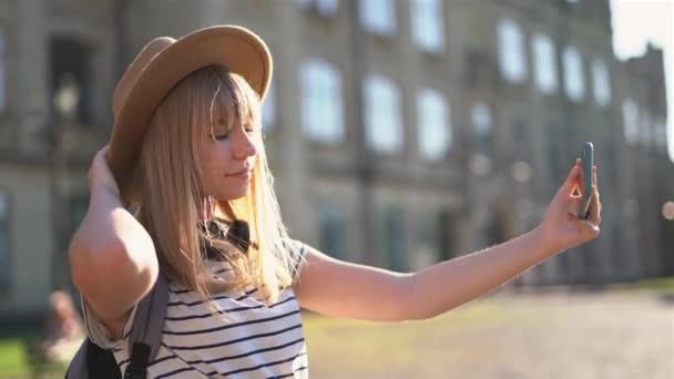 Feliz Turista Feminino Positivo Com Bom Humor Gostando Fazer Selfie — Vídeo de Stock