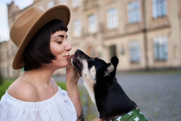 Hübsche Junge Frau Und Hund Sitzen Auf Gras Hinterhof Lächelnd — Stockfoto