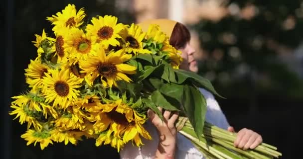 Açık Havada Gülümseyen Beyaz Kadınların Ellerinde Bir Buket Sarı Ayçiçeği — Stok video