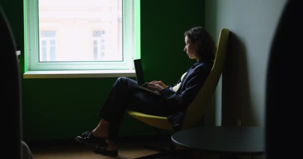 Profile Shot Female Business Suit Looking Laptop Emotionally Talking Working — Stock Video