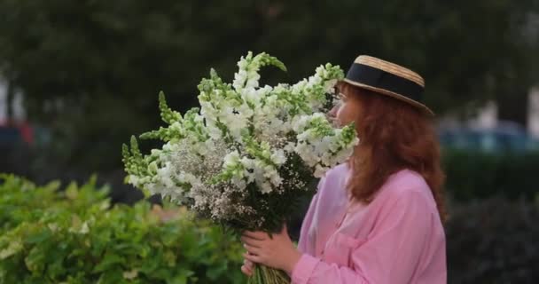 Woman Pink Shirt Holding Bouquet White Flowers Background Green Garden — Stock Video