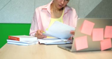 Ofiste dizüstü bilgisayarda çalışan kendine güvenen bir iş kadını. Büyük bir ofis konsepti üzerinde çalışıyor. CEO, patron ya da yönetici konsepti. Yüksek kalite 4k video kaydı