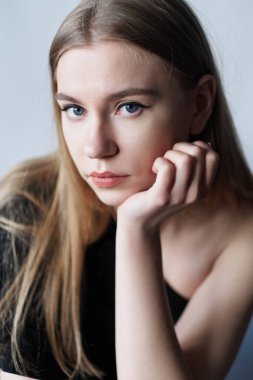 Doğal makyajı ve doğal stili olan genç bir kadının portresi. Doğal kozmetik ürünleri reklamı. Güzellik salonu reklamı. Yüksek kalite fotoğraf