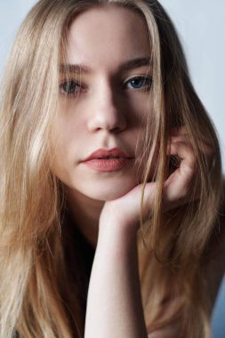 Doğal makyajı ve doğal stili olan genç bir kadının portresi. Doğal kozmetik ürünleri reklamı. Güzellik salonu reklamı. Yüksek kalite fotoğraf