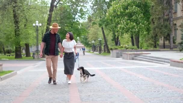 Счастливая Пара Собакой Приютом Обнимающейся Заднем Плане Старого Города Летом — стоковое видео