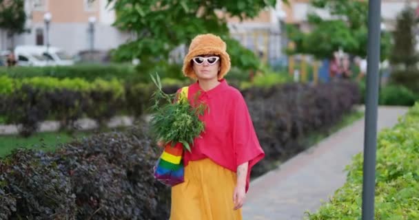 穿着红色T恤和黄色裙子 头戴男女同性恋 双性恋和变性者色彩袋装金丝雀的漂亮女性 高质量的照片 — 图库视频影像