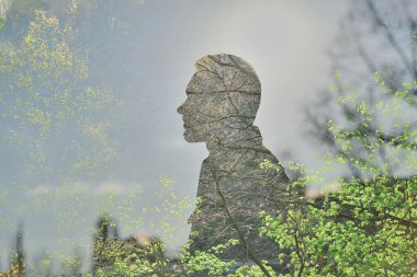 Doğa, kavramsal vizyon, doğa ve insan ile birleşmiş genç bir adam. Yüksek kalite fotoğraf
