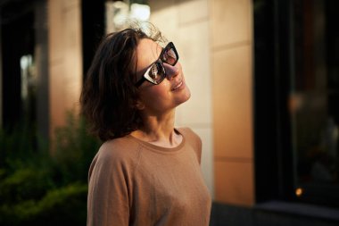 Melankolik güzel portre profili. Güneş gözlüklü genç bir yetişkin. Romantik etkileme havası. Yüksek kalite fotoğraf