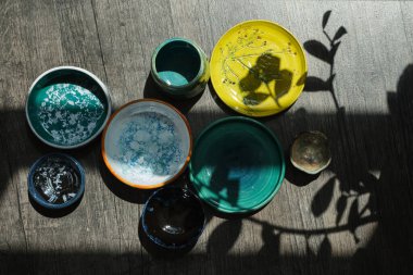 Mutfak seramik sofra takımı ve masa üzerindeki ahşap kesme tahtaları. Eko-stil ev hala hayat. Yüksek kalite fotoğraf