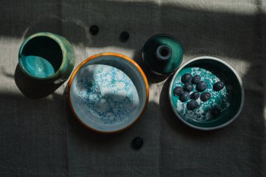 Mutfak seramik sofra takımı ve masa üzerindeki ahşap kesme tahtaları. Eko-stil ev hala hayat. Yüksek kalite fotoğraf