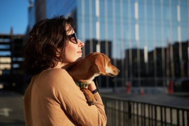 Öpüşen köpek yavrusu sevimli kırmızı köpek dostça yaklaşan gözleri kapayan komik hayvanlar. Yüksek kalite fotoğraf