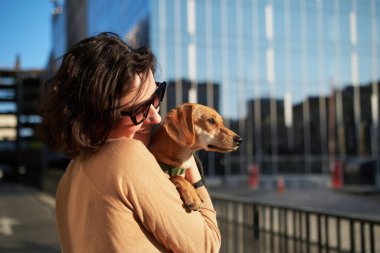 Öpüşen köpek yavrusu sevimli kırmızı köpek dostça yaklaşan gözleri kapayan komik hayvanlar. Yüksek kalite fotoğraf