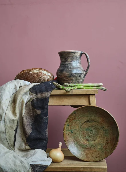 Set Aus Keramikgeschirr Und Holzschneidebrettern Auf Einem Tisch Öko Stil — Stockfoto