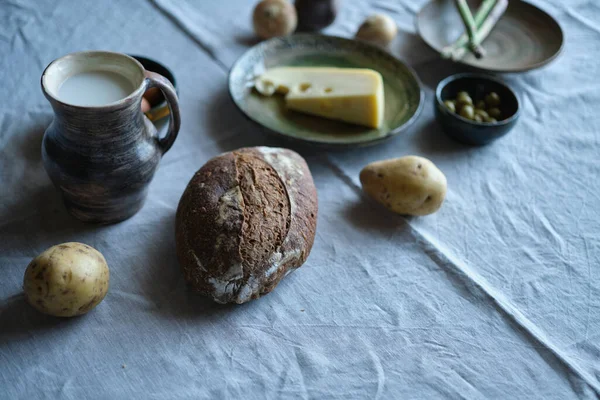 Vintage Keramik Set Mit Gesunden Landwirtschaftlichen Lebensmitteln Käse Milch Brot — Stockfoto
