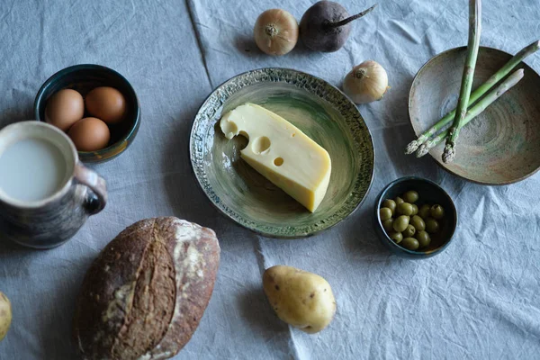 Vintage Keramik Set Mit Gesunden Landwirtschaftlichen Lebensmitteln Käse Milch Brot — Stockfoto