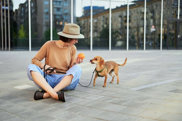 Joven Mujer Adulta Ciudad Con Perro Sentado Abrazando Sonriendo Mascotas —  Fotos de Stock