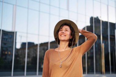 Melankolik güzel portre profili. Güneş gözlüklü genç bir yetişkin. Romantik etkileme havası. Yüksek kalite fotoğraf