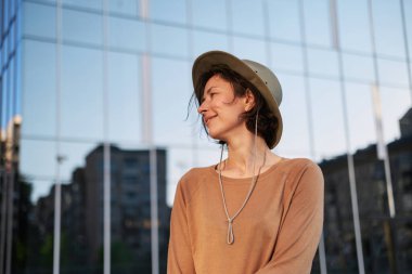 Melankolik güzel portre profili. Güneş gözlüklü genç bir yetişkin. Romantik etkileme havası. Yüksek kalite fotoğraf