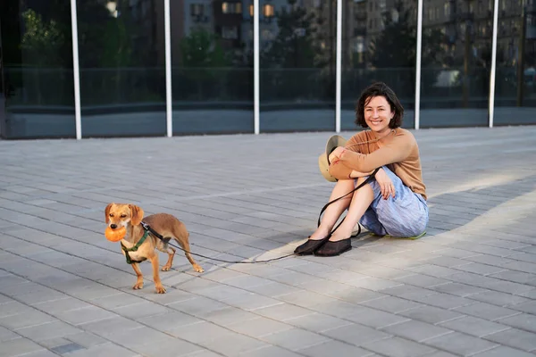 Junge Erwachsene Frau Der Stadt Mit Einem Hund Der Sitzt — Stockfoto