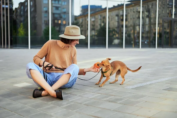Joven Mujer Adulta Ciudad Con Perro Sentado Abrazando Sonriendo Mascotas —  Fotos de Stock