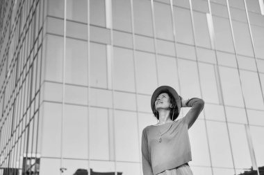 Melankolik güzel portre profili. Güneş gözlüklü genç bir yetişkin. Romantik etkileme havası. Yüksek kalite fotoğraf