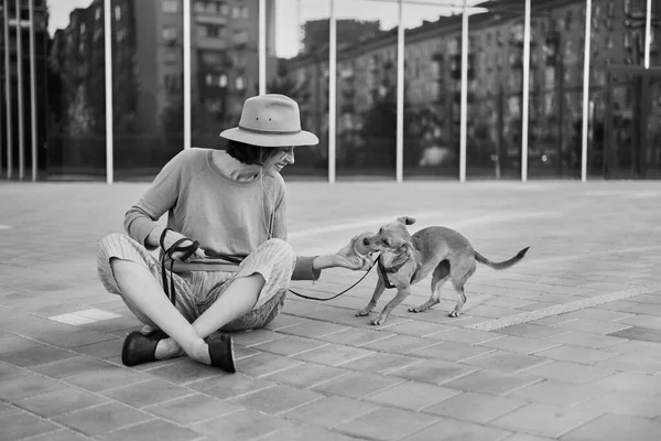 Junge Erwachsene Frau Der Stadt Mit Einem Hund Der Sitzt — Stockfoto