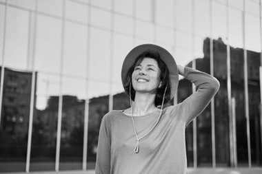 Melankolik güzel portre profili. Güneş gözlüklü genç bir yetişkin. Romantik etkileme havası. Yüksek kalite fotoğraf